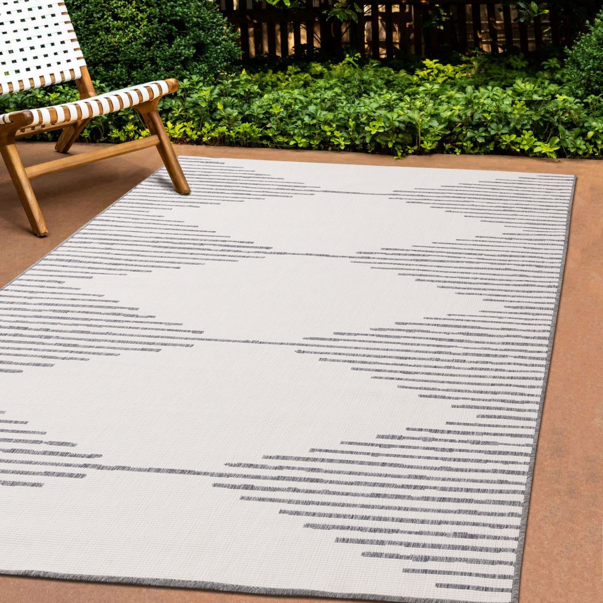 Summer Breeze 5'3" x 7'7" Outdoor Reversible Rug Triangles - Grey, Cream