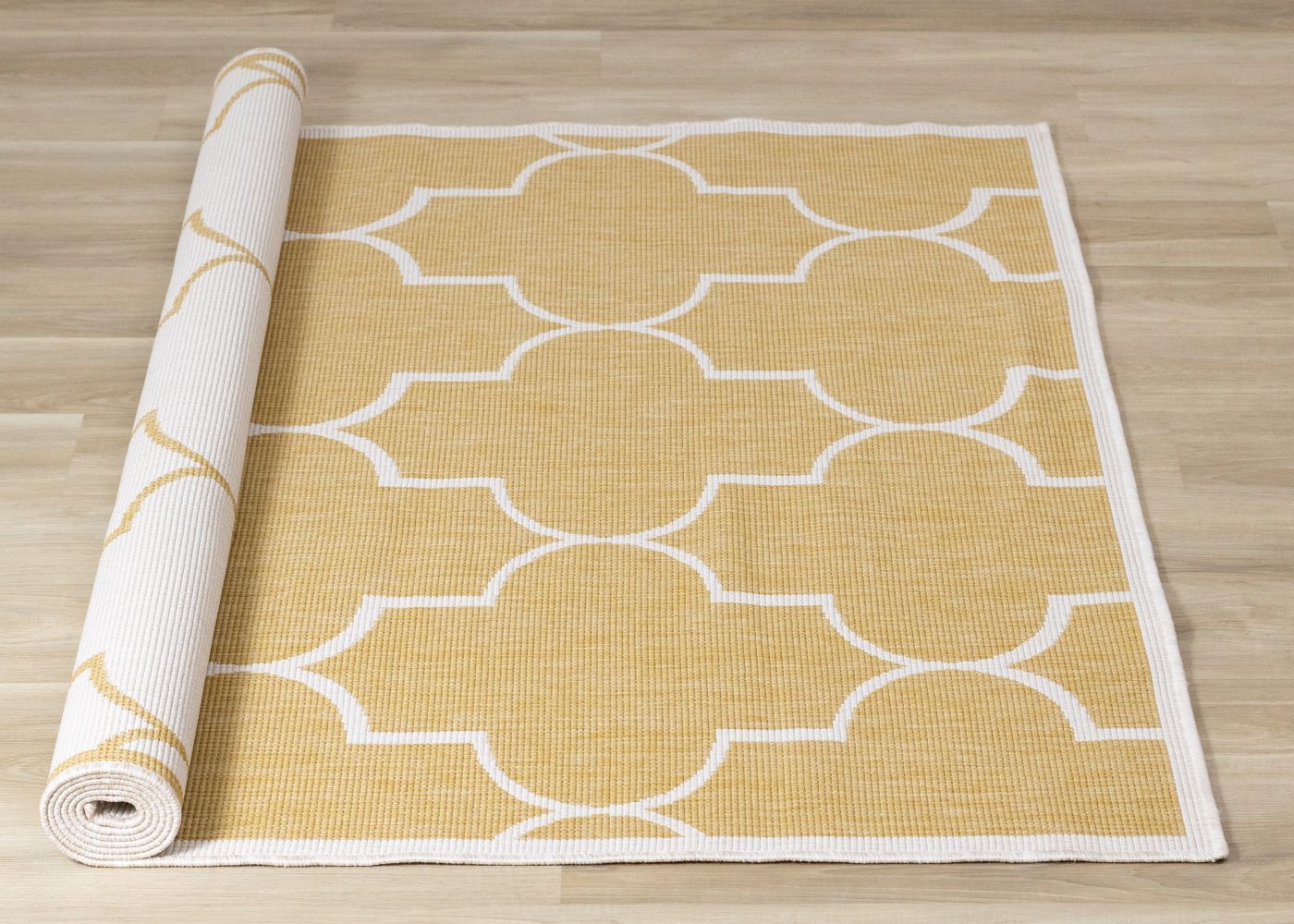 Summer Breeze 5'3" x 7'7" Outdoor Reversible Geometric Rug - Yellow, White