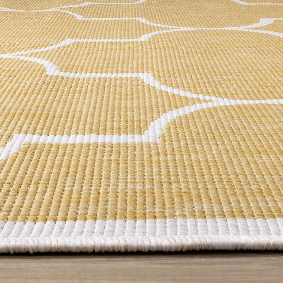 Summer Breeze 5'3" x 7'7" Outdoor Reversible Geometric Rug - Yellow, White